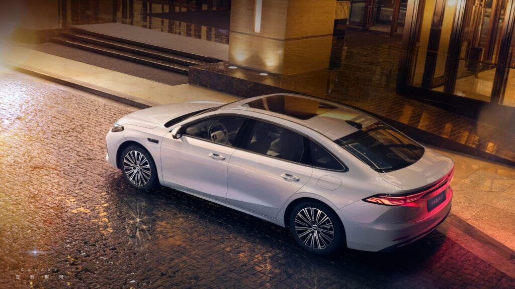 Geely гибридный седан 2025: запас хода 2100 км, расход 2 л/100 км